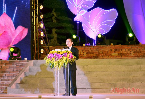 Đồng chí Nguyễn Thiện, Phó Chủ tịch UBND tỉnh Hà Tĩnh điều hành buổi lễ